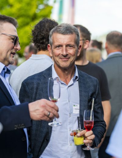 Gast auf einer Firmenfeier